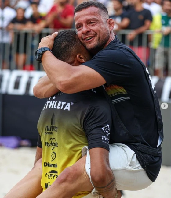 O Abraço de campeões.